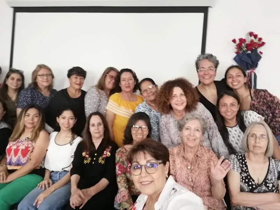 Lili con un grupo de mujeres en un taller